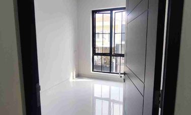 Rumah Baru 3Lantai Classic Modern, GRaha Family 4M-an