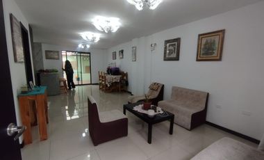 VENTA Casa Conjunto Seguro Tres Dormitorios San Juan de Calderón
