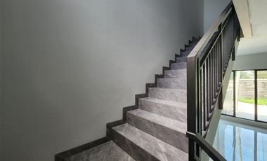 RUMAH KEREN 2 LANTAI MINIMALIS MODERN LINGKUNGAN NYAMAN SIAP HUNI DI BATUNUNGGAL BANDUNG