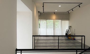 RUMAH KOKOH NYAMAN MINIMALIS MODERN SEMI FURNISHED  2 LANTAI SIAP HUNI DI AWILIGAR BANDUNG