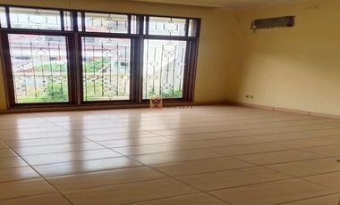 LOkasi strategis Shm! Hook Old but Gold! Nego sampai deal lokasi strategis Dijual rumah intercon kebon jeruk