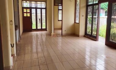 LOkasi strategis Shm! Hook Old but Gold! Nego sampai deal lokasi strategis Dijual rumah intercon kebon jeruk