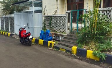 LOkasi strategis Shm! Hook Old but Gold! Nego sampai deal lokasi strategis Dijual rumah intercon kebon jeruk
