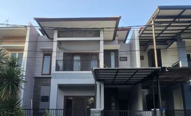 DIsewakan Rumah 2 Lantai 3 KT di The Mansion Pakuwon Indah Surabaya Semi Furnish