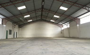 ARRIENDO BODEGA 600M2 NORTE DE QUITO, SECTOR MITAD DEL MUNDO, AMPLIO PATIO DE MANIOBRA