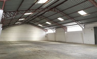 ARRIENDO BODEGA 600M2 NORTE DE QUITO, SECTOR MITAD DEL MUNDO, AMPLIO PATIO DE MANIOBRA