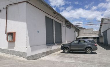 ARRIENDO BODEGA 600M2 NORTE DE QUITO, SECTOR MITAD DEL MUNDO, AMPLIO PATIO DE MANIOBRA