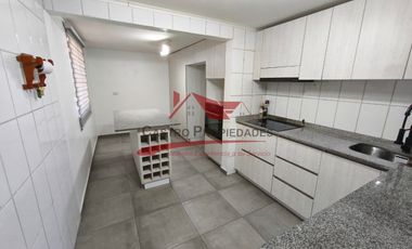 Hermosa Casa de Dos Pisos con 3 Dormitorios, 2 Baños, Villa Santa Maria, Comuna de Quilicura.