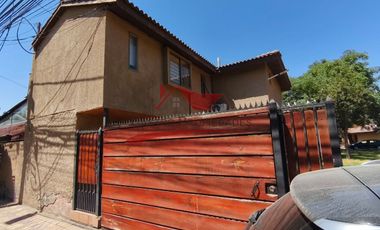 Hermosa Casa de Dos Pisos con 3 Dormitorios, 2 Baños, Villa Santa Maria, Comuna de Quilicura.