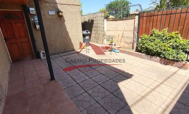 Hermosa Casa de Dos Pisos con 3 Dormitorios, 2 Baños, Villa Santa Maria, Comuna de Quilicura.