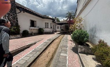 Casa de venta en Otavalo, pleno centro, 1280 m2 terreno