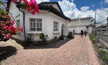 Casa de venta en Otavalo, pleno centro, 1280 m2 terreno