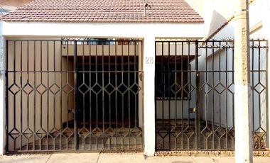 BONITA Y AMPLIA CASA EN EL CENTRO DE VILLA CORONA