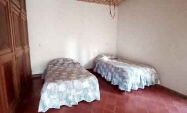 BONITA Y AMPLIA CASA EN EL CENTRO DE VILLA CORONA