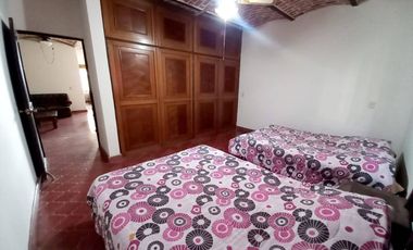 BONITA Y AMPLIA CASA EN EL CENTRO DE VILLA CORONA