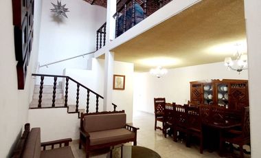 BONITA Y AMPLIA CASA EN EL CENTRO DE VILLA CORONA