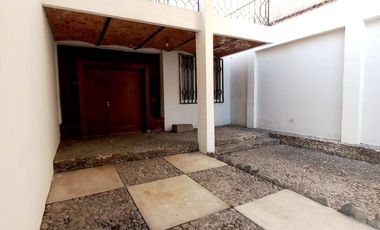 BONITA Y AMPLIA CASA EN EL CENTRO DE VILLA CORONA