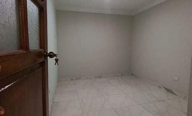 Venta en Lamas: Casa a 3 cuadras de la Plaza de Armas. 4 habitaciones cómodas, cochera y amplio espacio posterior o huerta para uso recreativo.