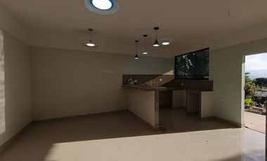 Venta en Lamas: Casa a 3 cuadras de la Plaza de Armas. 4 habitaciones cómodas, cochera y amplio espacio posterior o huerta para uso recreativo.