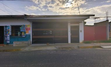 Venta en Lamas: Casa a 3 cuadras de la Plaza de Armas. 4 habitaciones cómodas, cochera y amplio espacio posterior o huerta para uso recreativo.