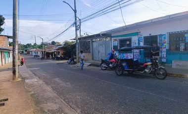 Venta en Lamas: Casa a 3 cuadras de la Plaza de Armas. 4 habitaciones cómodas, cochera y amplio espacio posterior o huerta para uso recreativo.