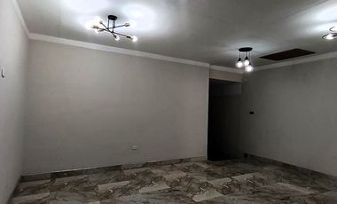 Venta en Lamas: Casa a 3 cuadras de la Plaza de Armas. 4 habitaciones cómodas, cochera y amplio espacio posterior o huerta para uso recreativo.