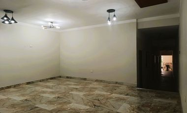 Venta en Lamas: Casa a 3 cuadras de la Plaza de Armas. 4 habitaciones cómodas, cochera y amplio espacio posterior o huerta para uso recreativo.