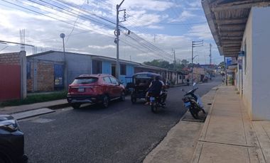 Venta en Lamas: Casa a 3 cuadras de la Plaza de Armas. 4 habitaciones cómodas, cochera y amplio espacio posterior o huerta para uso recreativo.