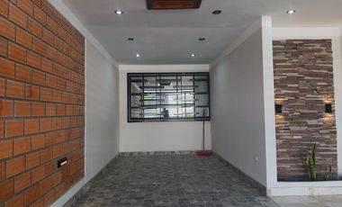 Venta en Lamas: Casa a 3 cuadras de la Plaza de Armas. 4 habitaciones cómodas, cochera y amplio espacio posterior o huerta para uso recreativo.
