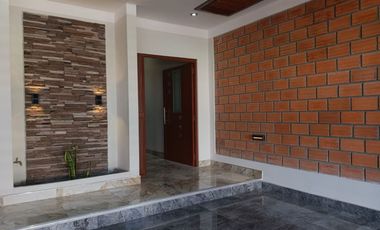 Venta en Lamas: Casa a 3 cuadras de la Plaza de Armas. 4 habitaciones cómodas, cochera y amplio espacio posterior o huerta para uso recreativo.