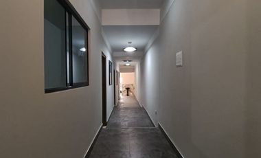 Venta en Lamas: Casa a 3 cuadras de la Plaza de Armas. 4 habitaciones cómodas, cochera y amplio espacio posterior o huerta para uso recreativo.