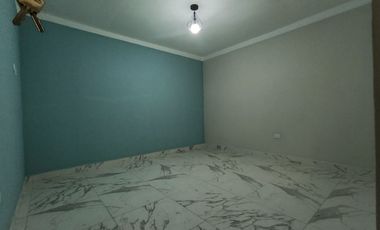 Venta en Lamas: Casa a 3 cuadras de la Plaza de Armas. 4 habitaciones cómodas, cochera y amplio espacio posterior o huerta para uso recreativo.