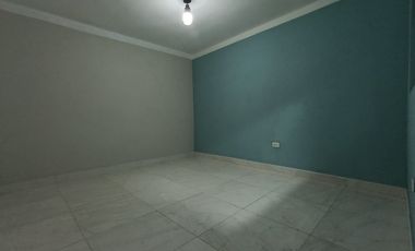 Venta en Lamas: Casa a 3 cuadras de la Plaza de Armas. 4 habitaciones cómodas, cochera y amplio espacio posterior o huerta para uso recreativo.