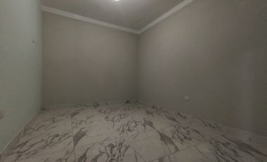 Venta en Lamas: Casa a 3 cuadras de la Plaza de Armas. 4 habitaciones cómodas, cochera y amplio espacio posterior o huerta para uso recreativo.