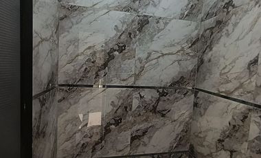 Venta en Lamas: Casa a 3 cuadras de la Plaza de Armas. 4 habitaciones cómodas, cochera y amplio espacio posterior o huerta para uso recreativo.