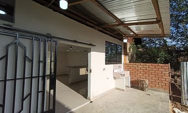 Venta en Lamas: Casa a 3 cuadras de la Plaza de Armas. 4 habitaciones cómodas, cochera y amplio espacio posterior o huerta para uso recreativo.