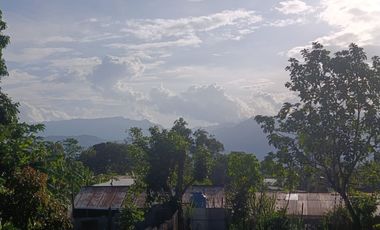 Venta en Lamas: Casa a 3 cuadras de la Plaza de Armas. 4 habitaciones cómodas, cochera y amplio espacio posterior o huerta para uso recreativo.