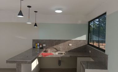 Venta en Lamas: Casa a 3 cuadras de la Plaza de Armas. 4 habitaciones cómodas, cochera y amplio espacio posterior o huerta para uso recreativo.