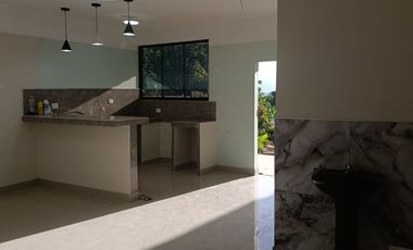 Venta en Lamas: Casa a 3 cuadras de la Plaza de Armas. 4 habitaciones cómodas, cochera y amplio espacio posterior o huerta para uso recreativo.