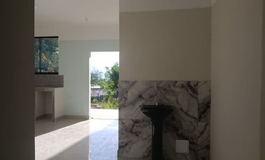 Venta en Lamas: Casa a 3 cuadras de la Plaza de Armas. 4 habitaciones cómodas, cochera y amplio espacio posterior o huerta para uso recreativo.