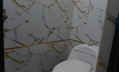 Venta en Lamas: Casa a 3 cuadras de la Plaza de Armas. 4 habitaciones cómodas, cochera y amplio espacio posterior o huerta para uso recreativo.