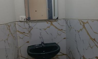 Venta en Lamas: Casa a 3 cuadras de la Plaza de Armas. 4 habitaciones cómodas, cochera y amplio espacio posterior o huerta para uso recreativo.