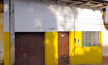 Se vende propiedad con construcción tradicional de tapial y madera. Olvídese del calor sofocante y el ruido de las construcciones modernas de cemento.