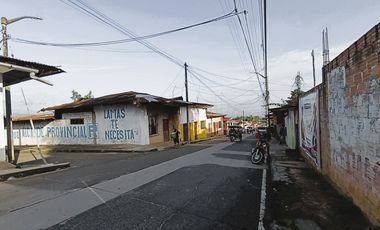 Se vende propiedad con construcción tradicional de tapial y madera. Olvídese del calor sofocante y el ruido de las construcciones modernas de cemento.