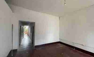 Se vende propiedad con construcción tradicional de tapial y madera. Olvídese del calor sofocante y el ruido de las construcciones modernas de cemento.