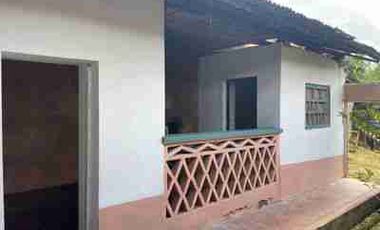 Se vende propiedad con construcción tradicional de tapial y madera. Olvídese del calor sofocante y el ruido de las construcciones modernas de cemento.