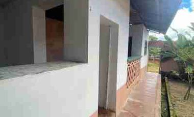 Se vende propiedad con construcción tradicional de tapial y madera. Olvídese del calor sofocante y el ruido de las construcciones modernas de cemento.