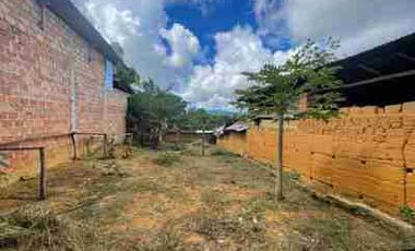 Se vende propiedad con construcción tradicional de tapial y madera. Olvídese del calor sofocante y el ruido de las construcciones modernas de cemento.