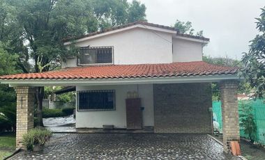 QUINTA ESTILO RUSTICO EXCELENTE UBICACION CENTRO BARRIAL