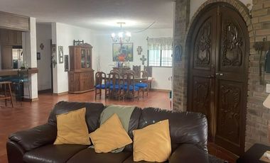 QUINTA ESTILO RUSTICO EXCELENTE UBICACION CENTRO BARRIAL